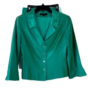 Women’s Banu Paris size 6 Skirt Suit with beautiful Lapel pre-owned